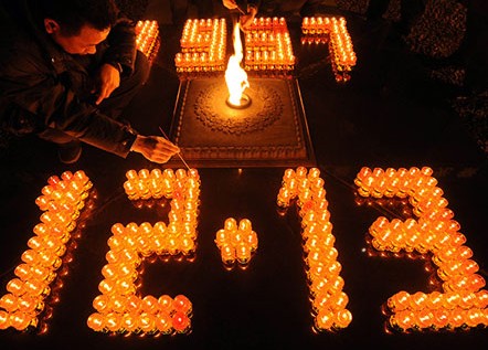 南京大屠杀纪念日：点亮烛光  悼念遇难同胞