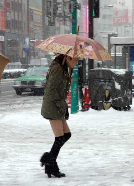 <em>日本</em>女生不惧严寒 冰雪寒风中依然短裙上阵【