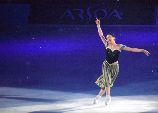 浅田真央短发亮相 <em>姐妹</em>表演<em>冰雪奇缘</em>【2】