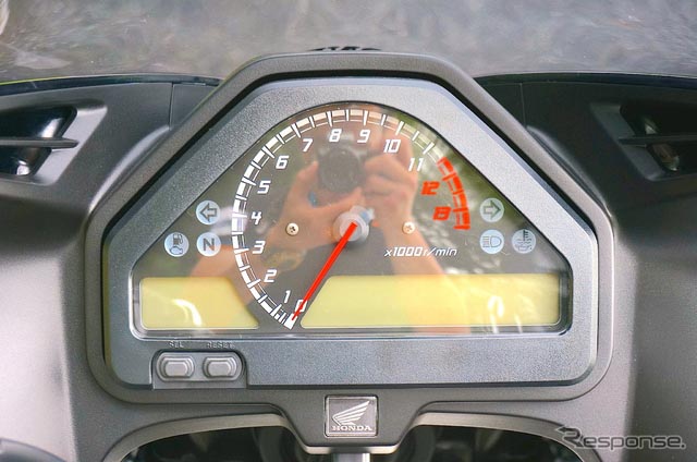 本田摩托车VTR-F提供更加轻便和舒适的兜风体