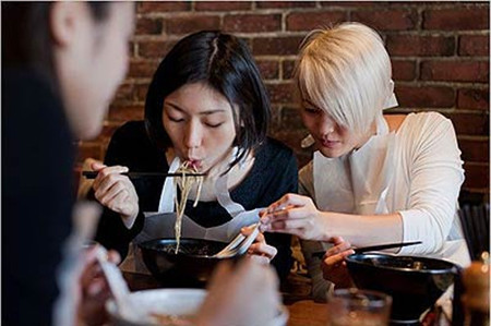 生吃马肉、吃面出声…盘点外国人眼中日本文化