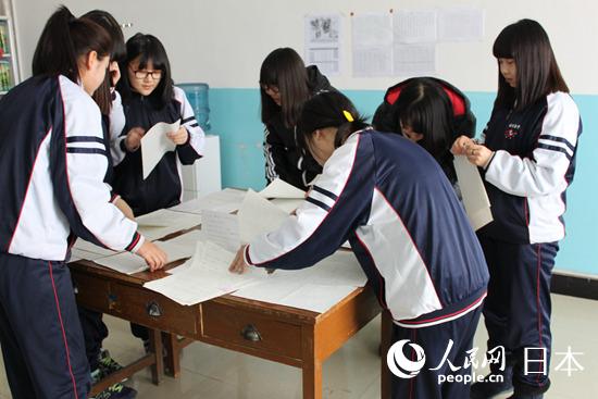 日本志愿者在吉林省梅河口市朝鲜族中学教授日