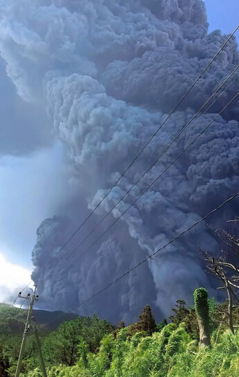 日本鹿儿岛火山喷发致1人烧伤 岛上居民无生命