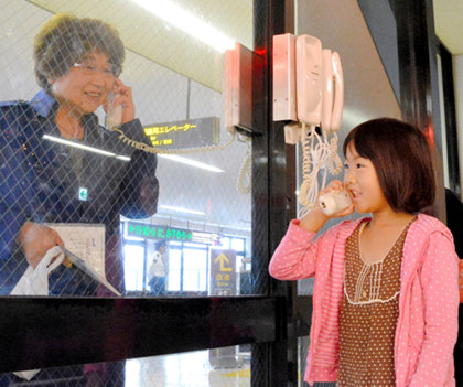 日本机场送机电话受欢迎 安检后可隔着玻璃通