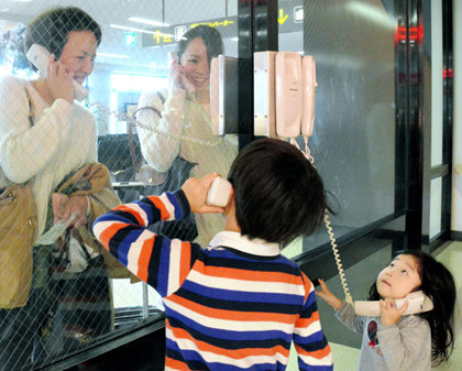 日本机场送机电话受欢迎 安检后可隔着玻璃通