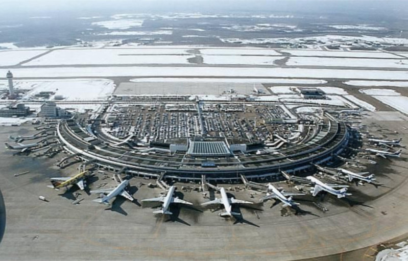 北海道新千岁机场因大雪131架航班取消 400余