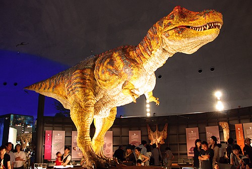 福井恐龙博物馆走出的"恐龙"吓坏东京小孩 恐龙已成福井旅游的一张