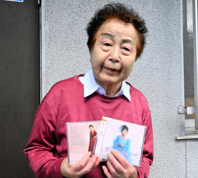 拿著自己唱片的橘易子。(圖片來源:《朝日新聞》)