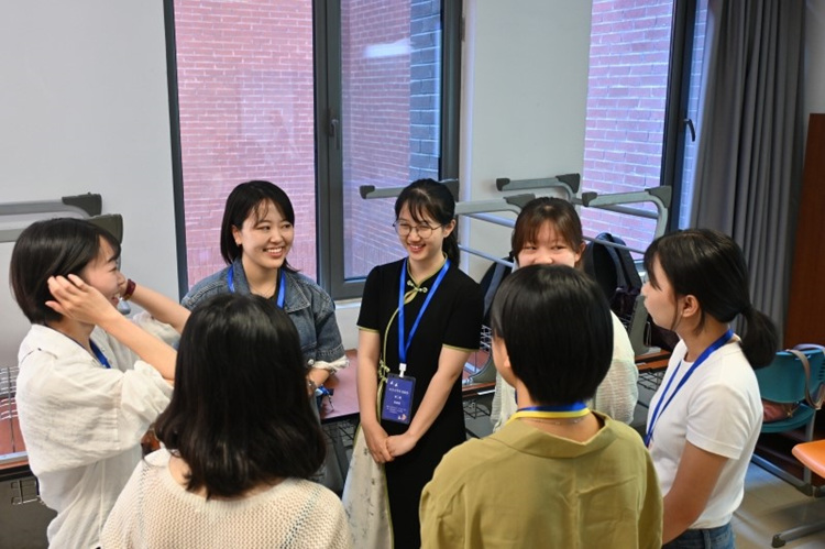 中日大学生分组交流讨论。北京外国语大学供图