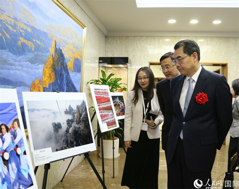 中國駐日本大使吳江浩（右）觀看獲獎作品。人民網 許可攝