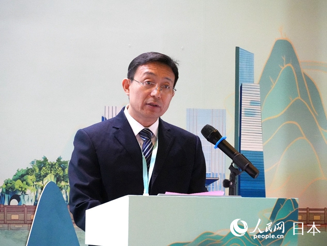 廣西壯族自治區商務廳對外貿易處處長雷仲華致辭。人民網 許可攝