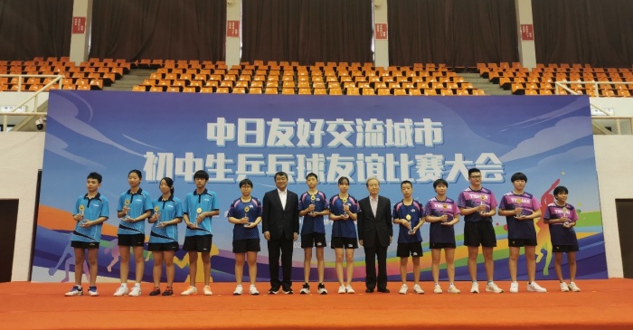 圖4：獲得冠軍的選手上台領獎並合影留念。人民網 張醴泉攝