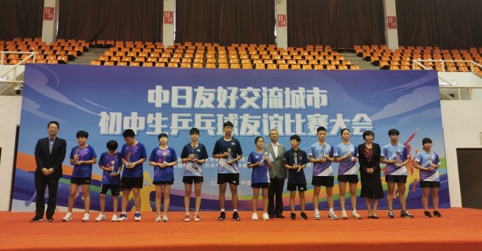 獲得亞軍的選手上台領獎並合影留念。人民網 張醴泉攝