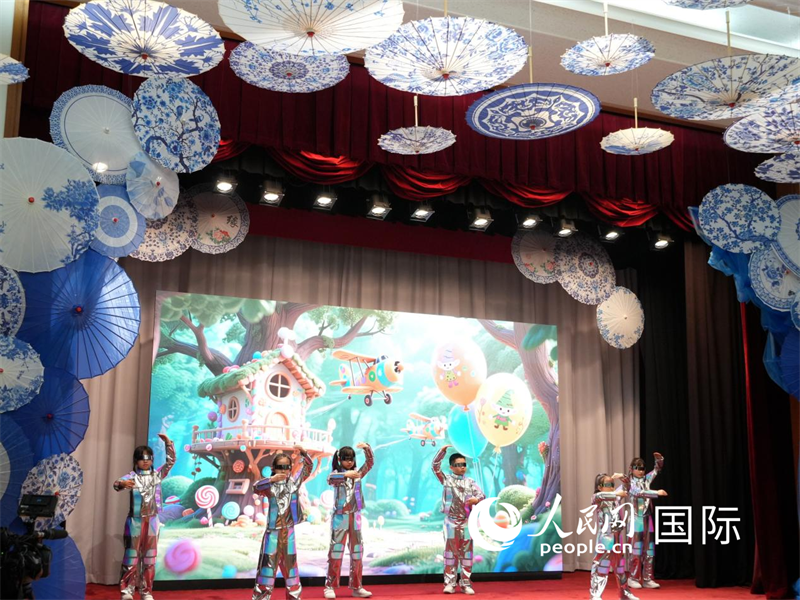 使館陽光學校表演。人民網記者 許可攝