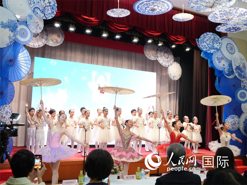 在日華僑華人童聲合唱團表演。人民網記者 許可攝