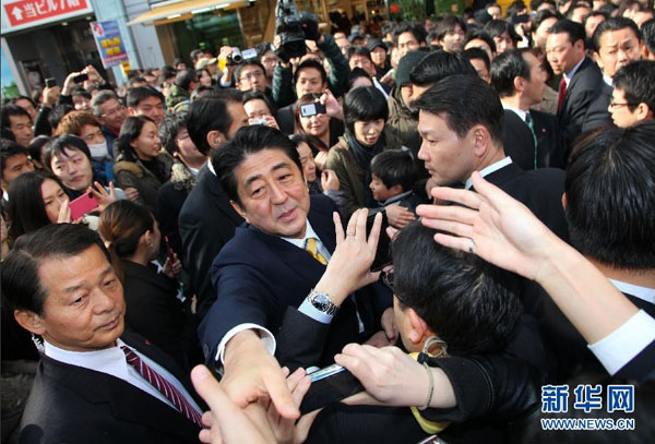 资料图：11月24日，日本自民党总裁安倍晋三（中）在东京都第18选区举行助选活动。
