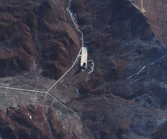 当地时间12月1日，朝鲜宇宙空间技术委员会发言人说，朝鲜将于本月10日至22日间发射卫星。图为国外媒体近日公布的俯瞰朝鲜卫星发射场照片。 （图片来源：中新网）