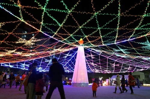 公园内的彩灯（图片来源：朝日新闻）