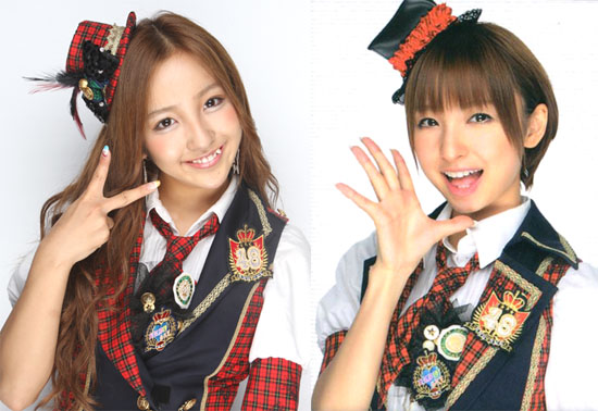 AKB48成员板野友美(左）和篠田麻里子（右）