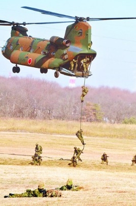 日本陆上自卫队第一空挺团部队机降训练。