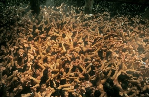 日本西大寺举行裸祭节 数千人赤身抢宝木