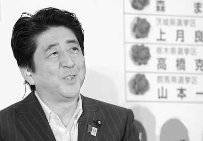 　　7月21日，在日本东京自民党总部，日本首相、自民党总裁安倍晋三发表讲话。新华社记者 马 平摄 
