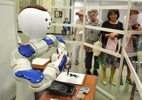 日本书法展机器人登场 展示毛笔字令参观者叹服