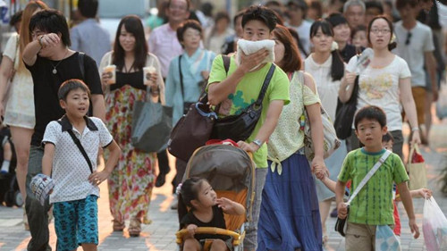 连日高温,日本街头行人酷暑难耐.