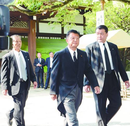 8月15日，在日本东京，日本总务大臣新藤义孝（右二）抵达靖国神社参拜。新华社记者 马平摄