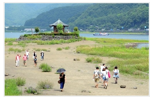 湖底裸露的河口湖（图片来自《朝日新闻》）