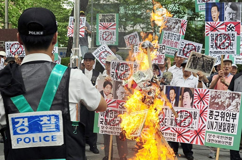 安倍战败日致辞引韩不满 韩民众火烧其照片抗议