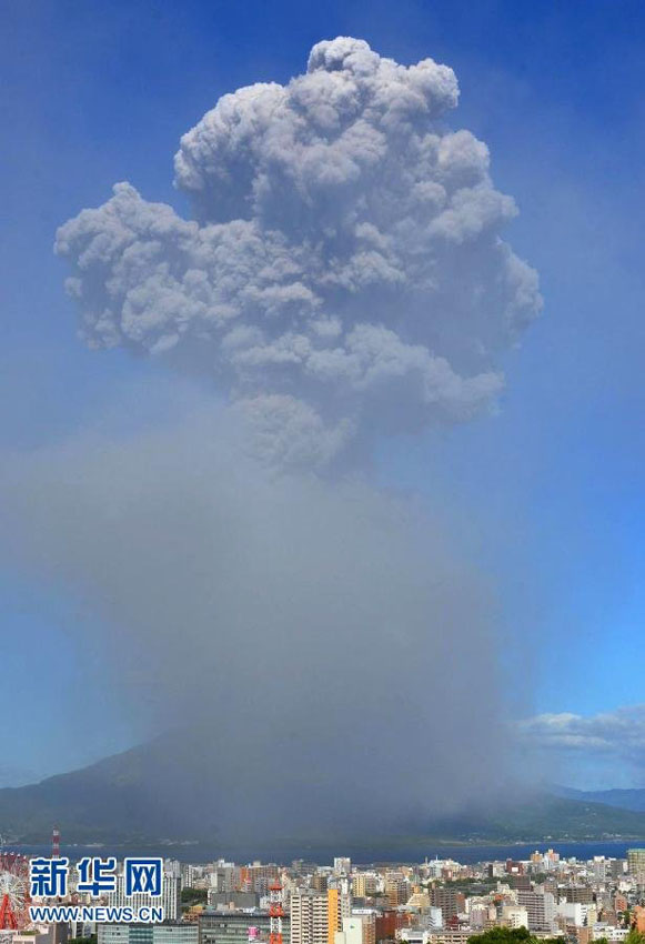 8月18日，烟雾从樱岛的昭和火山口飘出。新华社/美联 