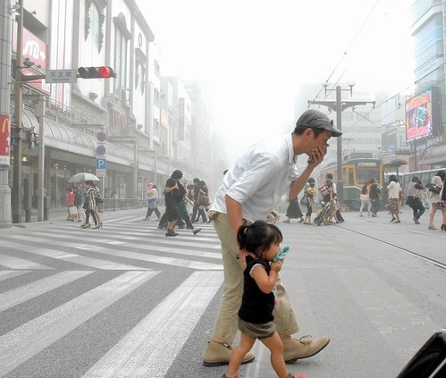 日本鹿儿岛市天降火山灰 市民生活受到影响