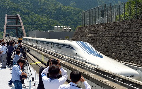 日本磁悬浮L0系列新型列车向媒体公开。