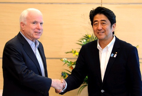 8月21日，日本首相安倍晋三（右）会见美国参议员麦凯恩。（网页截图）