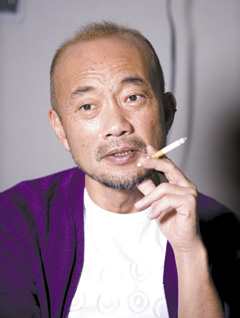 日本男演员竹中直人的头发并不浓密