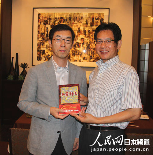 《中国潮流》作者杉田欣二（左）与日本侨报社总编辑段跃中（右）合影。(人民网记者刘军国 摄)