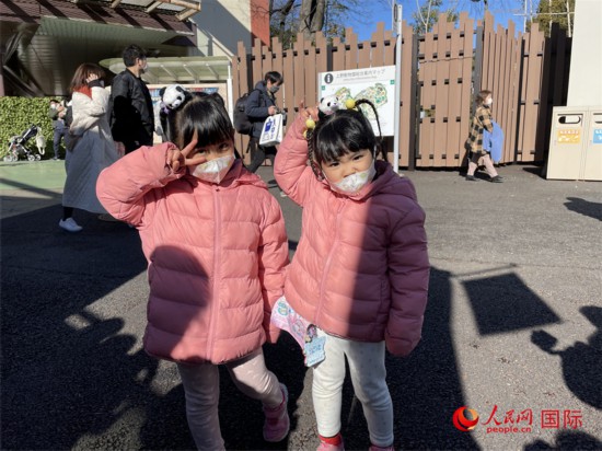  1月12日，一对来自横滨的姐妹兴奋表示双胞胎大熊猫宝宝非常可爱。人民网 吴颖摄