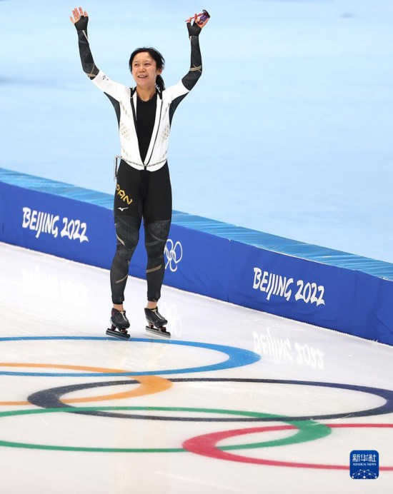 女子1000米决赛在国家速滑馆"冰丝带"举行,日本选手高木美帆获得冠军