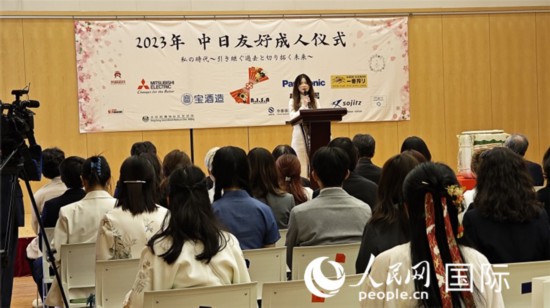 杜婧雯上台發表感言。人民網記者 趙雯博攝