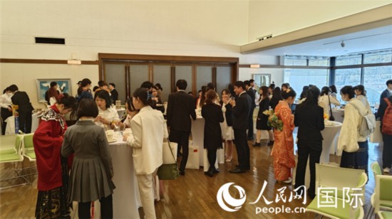 新成人之間進行交流。人民網記者 趙雯博攝