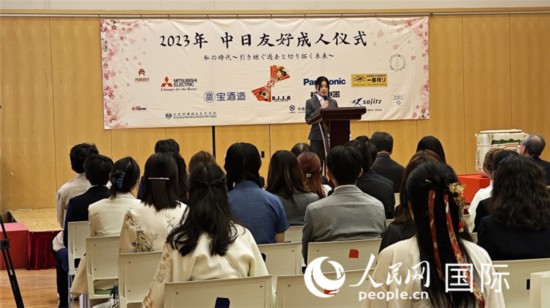 小嶋瀬凪上台發表感言。人民網記者 趙雯博攝