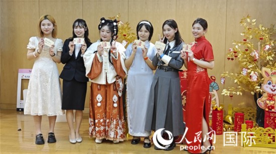 新成人合影留念。人民網記者 趙雯博攝